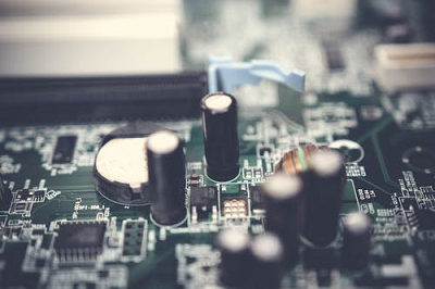 如何使用Linux测试服务器内的空间不足时程序运行的性能
