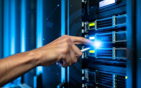 有哪些命令可以快速查看服务器的CPU、内存等配置信息？