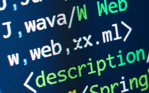 如何在web.xml中配置Spring，具体步骤和代码是怎样的？