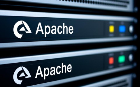 apache如何配置两个域名指向不同目录？