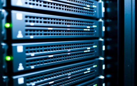 apache配置域名访问具体步骤是什么？