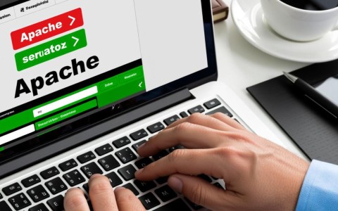 apache配置域名访问的具体步骤是什么？