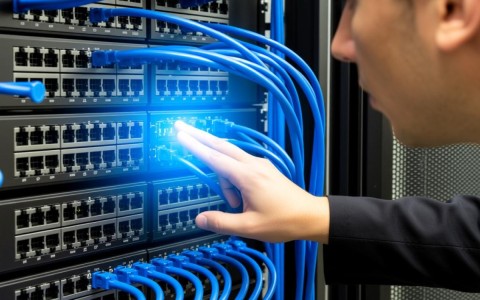 apache如何检测并解决端口冲突问题？