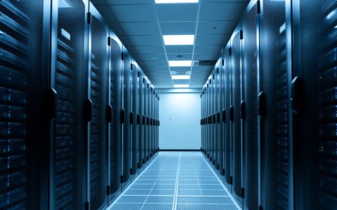 如何进行全方位且有效的服务器硬件状态监控以保障系统稳定运行？