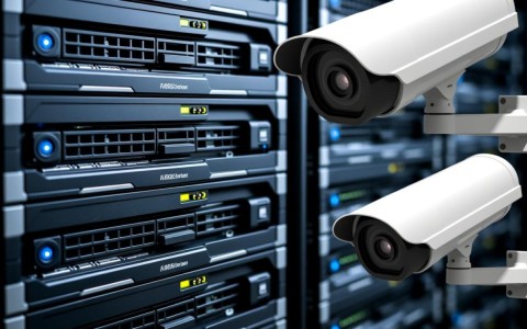 如何根据监控路数和存储需求，选择合适的视频服务器型号？