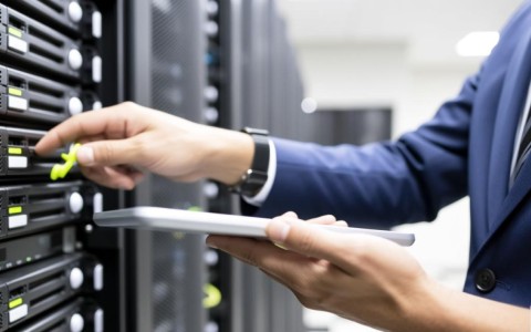 机房监控系统必须配置服务器吗，还是有其他替代方案？