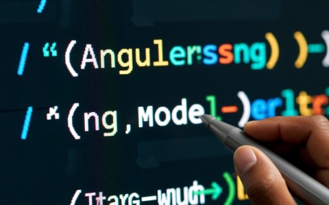 AngularJS中NgModelController如何实现数据绑定？