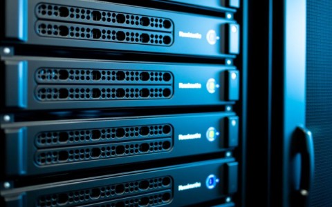 Apache配置虚拟主机后如何通过域名访问本地站点？