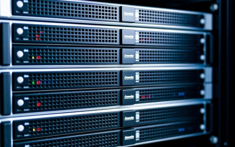 apache虚拟主机配置中，如何基于域名实现多站点访问？