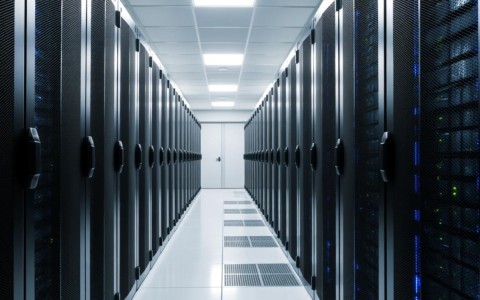 apache配置服务器时如何优化性能和安全设置？