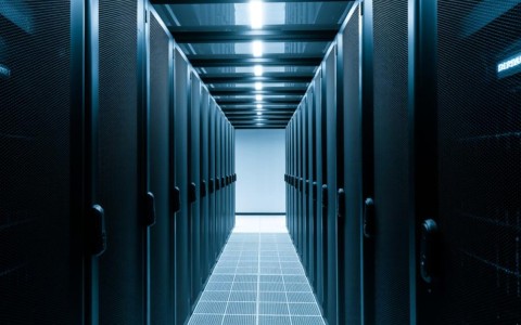 如何正确监控存储服务器和磁盘阵列？选择存储服务器和磁盘阵列有哪些关键因素？