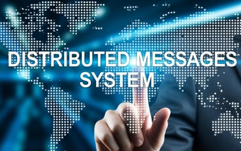 分布式消息在系统架构中扮演何种关键角色?其选择背后有何深层次原因?