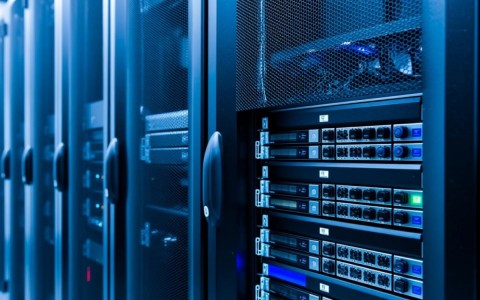 监控存储服务器在数据安全和业务连续性中扮演何种关键角色？