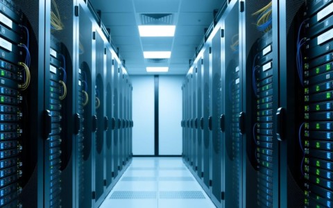 服务器路由类如何优化网络性能与稳定性？