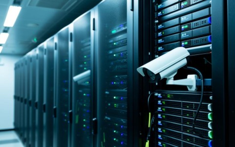 监控服务器在安全监控系统中扮演什么关键角色？