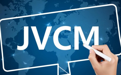 如何确定和配置最适合项目的JVM版本及参数？