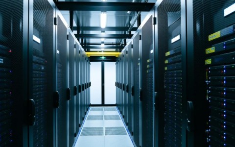 长沙市服务器平台，是本地企业最佳选择还是全国布局更优？