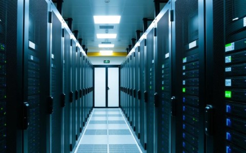 岳阳一年服务器，性能如何？性价比高吗？值得购买吗？