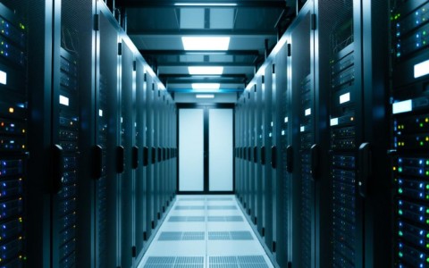 监控服务器运行代码与运行监控服务器，哪种方式更高效且安全？