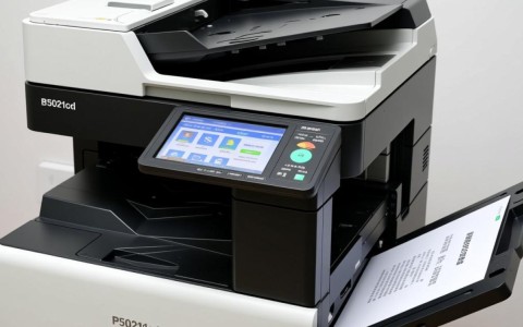 京瓷P5021CDN打印机为何强调手动纸盘装纸的正确方法？