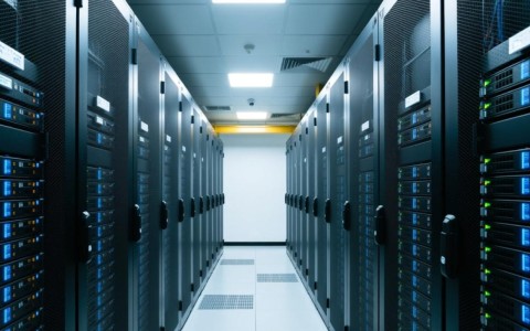 服务器购置方案应如何选型才能兼顾性能与成本？