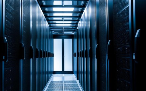 西安服务器和托管,如何选择最适合的解决方案以优化业务效率?