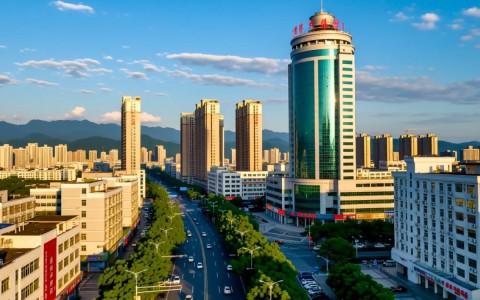 四会市微信开发，如何实现本地化特色与创新？