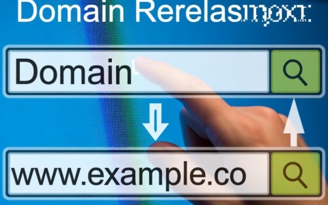 如何将域名解析精确到虚拟机层面？技术细节解析及实践疑问