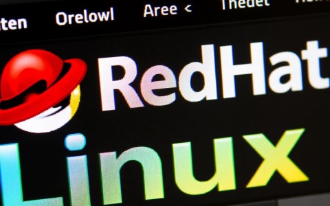 红帽Apache配置中，如何优化性能与安全性？