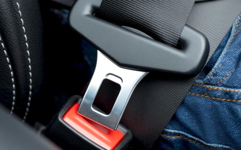 安全带提醒装置是干嘛的?不系车会自动锁吗?