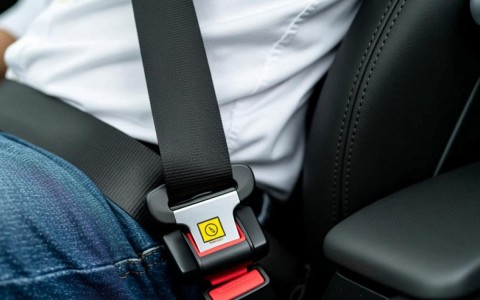 安全带提醒装置工作原理是什么？汽车怎么检测未系安全带？