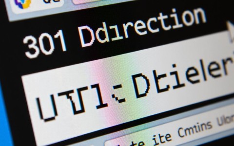 Apache配置301重定向时，哪种方法最优化SEO效果？