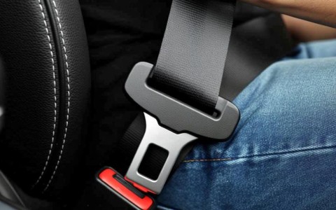 如何看车有没有安全带提醒装置？配置表里怎么查？