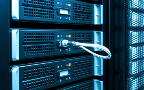 服务器设置固定IP地址DNS时，如何正确配置避免网络故障？