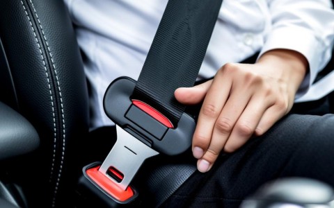 安全带提醒装置搭建需要哪些核心元件与步骤？