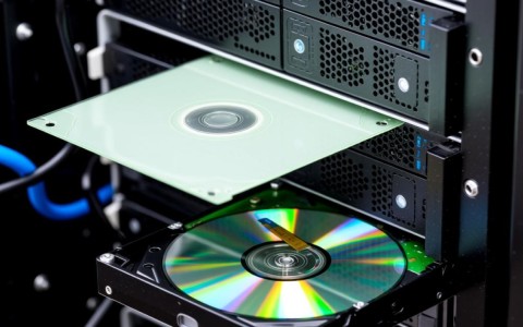 服务器怎么设置光盘启动优先？详细步骤是什么？