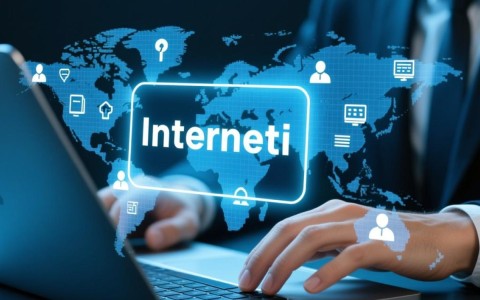 如何仅通过域名就能直接进入本地网站，而不需要额外操作？