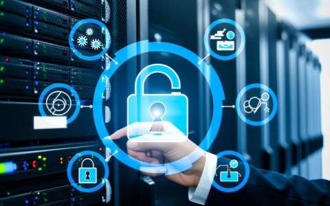 服务器访问权限设置时，如何避免配置错误导致无法访问？