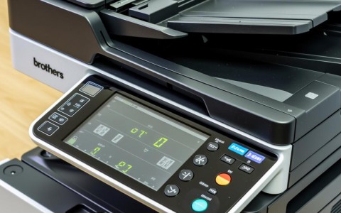 兄弟9030cdn打印机前盖具体位于哪个部件区域？