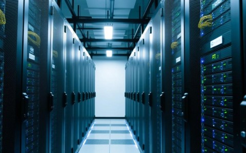 长沙服务器与托管，如何选择最适合的方案来保障网络稳定性和数据安全？