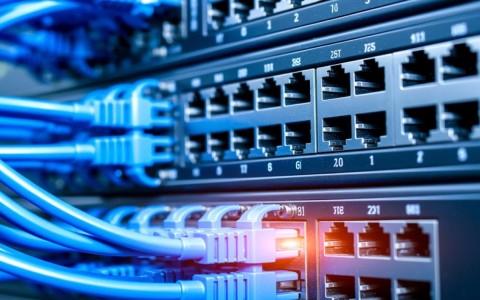 服务器设置两个端口有什么具体作用和优势？