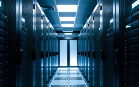 服务器许可管理如何避免超支与合规风险？