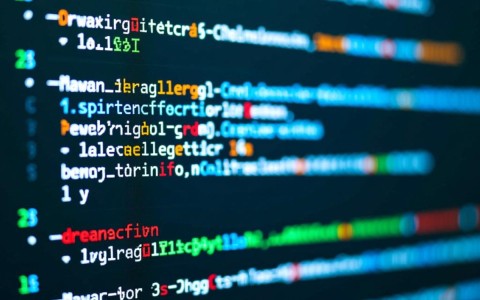 配置数据库连接字符串时，应注意哪些关键因素以保证稳定连接？