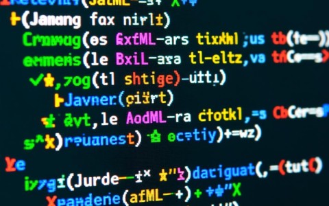 Java读取XML配置文件时，如何确保数据解析的准确性和效率？