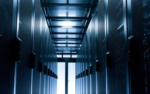 服务器装2个数据库会冲突吗?需要什么配置支持?