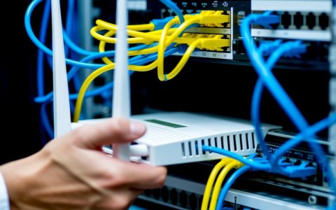 服务器装路由器怎么设置？内网互通与外网访问如何配置？