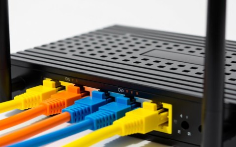 路由器配置DHCP中继时，需要注意哪些关键步骤和潜在问题？