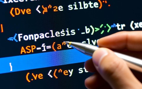 asp.net如何高效实现将下降文本格式数据批量导入数据库的代码编写技巧？