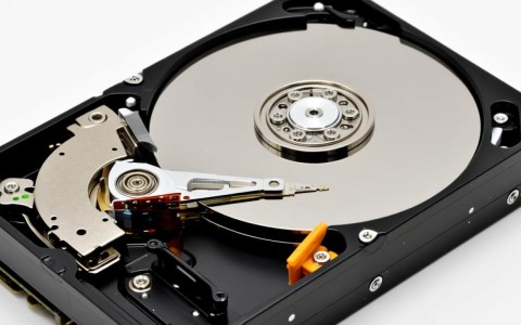 服务器选硬盘，该看转速还是容量？