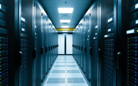 服务器环境温度过高或过低会影响哪些硬件性能？